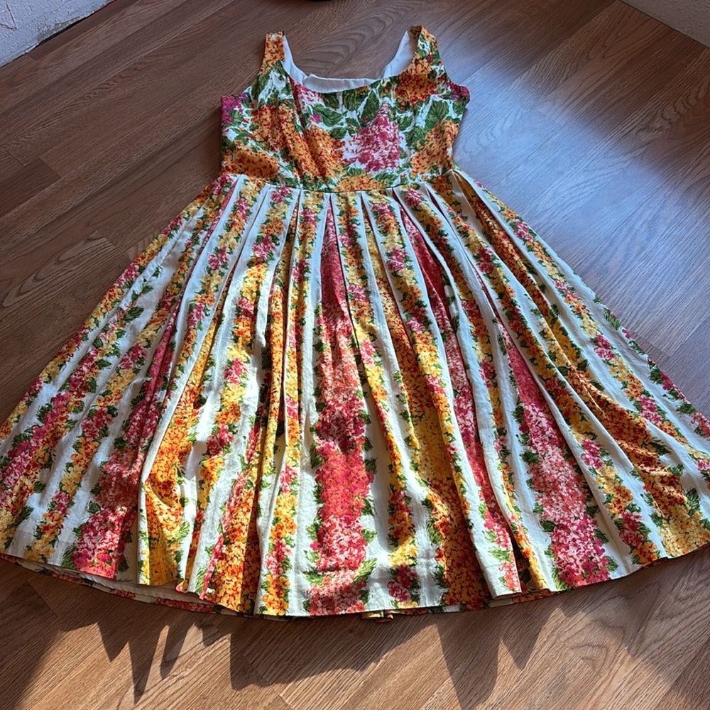 Isaac Mizrahi sleeveless orange and yellow pleated midi sundress. Size 12. - Picture 8 of 17